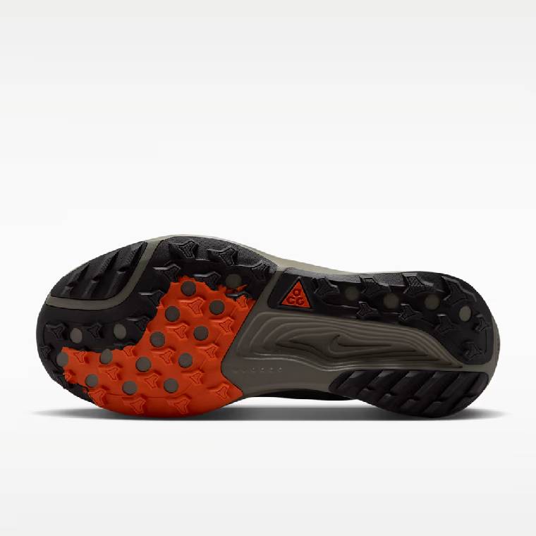 Подметка с грайфери на дамски маратонки Nike Pegasus Trail Gore-Tex в черно, сиво и оранжево 