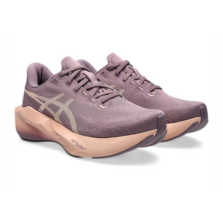Спортни маратонки Asics Novablast 6 с мрежеста горна част в розово-лилав тон, дебела FF Turbo&sup2; подметка и светлорозово лого, видяни отстрани.