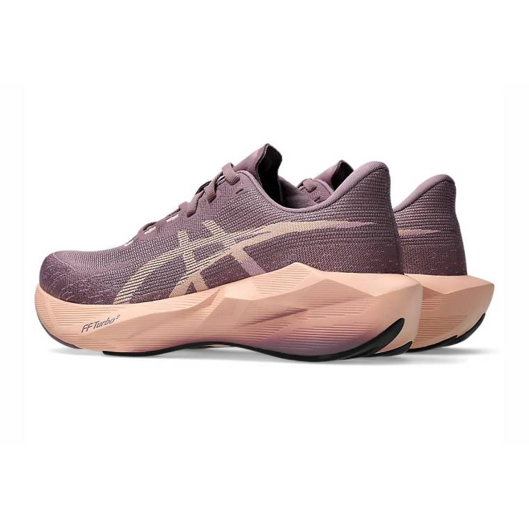 Спортни маратонки Asics Novablast 6 с мрежеста горна част в розово-лилав тон, дебела FF Turbo&sup2; подметка и светлорозово лого, видяни отстрани.