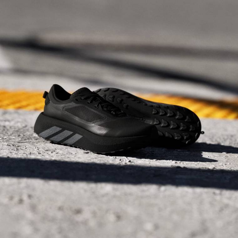 Мъжки маратонки за бягане Hyperboost ATR в изцяло черен цвят, заснети на тротоар, изглед към горната част и подметката.