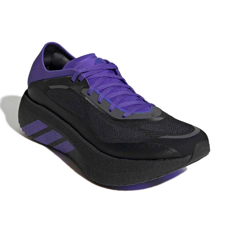 Черни маратонки за бягане adidas Hyperboost с лилави акценти. Маратонките са с с дебела подметка и връзки, страничен изглед.