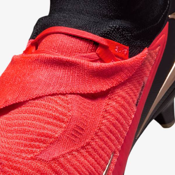 Червено-черна футболна бутонка Nike Phantom 6 без връзки &ndash; детайлен изглед към горната част