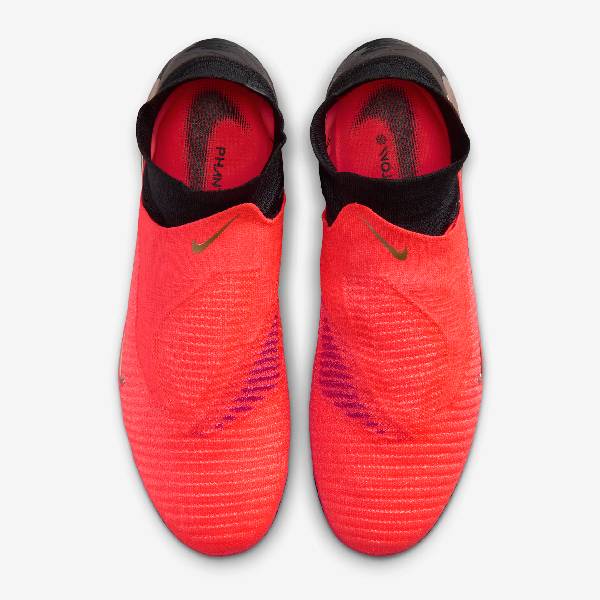 Червено-черни футболни бутонки Nike Phantom 6 без връзки &ndash; изглед отгоре.