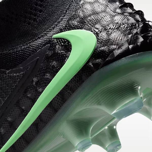 Страничен детайл на футболни обувки Nike Phantom 6 Elite FG с Gripknit горна част и FG подметка.