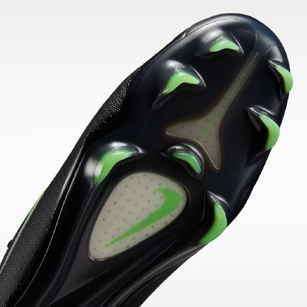 Подметка на футболни бутонки Nike Vapor 17 FG в черно с неоново зелени бутони.