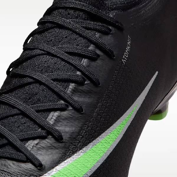 Близък план на връзките и Atomknit материята на футболни бутонки Nike Vapor 17 Elite в черно