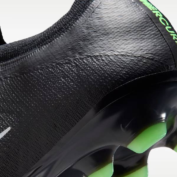 Близък план на петата и яката на футболни бутонки Nike Vapor 17 Elite в черно.