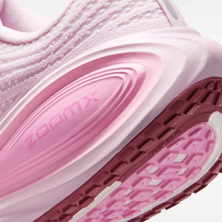 Дамски маратонки Nike Vomero Plus в розово, изглед към междинната подметка