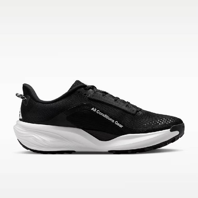 Мъжки обувки за трейл бягане Nike ACG Pegasus Trail в черен цвят с надпис All Conditions Gear и омекотяваща бяла подметка 
