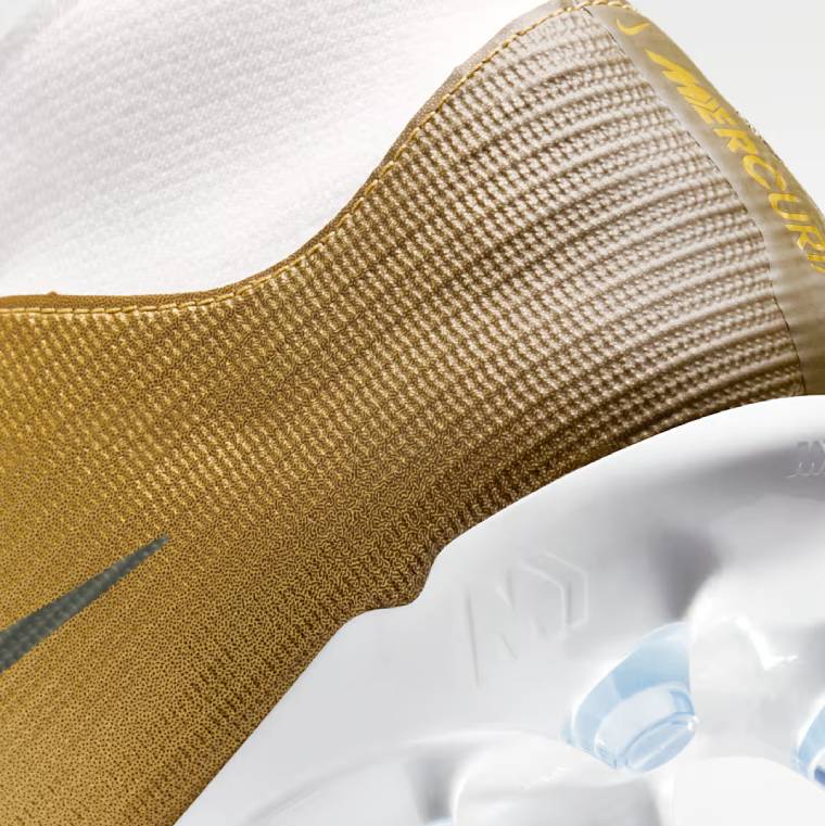 Моделът Nike Jr Mercurial Superfly 11 Academy Kylian Mbappe &ndash; детайлен поглед към яката на бутонките 