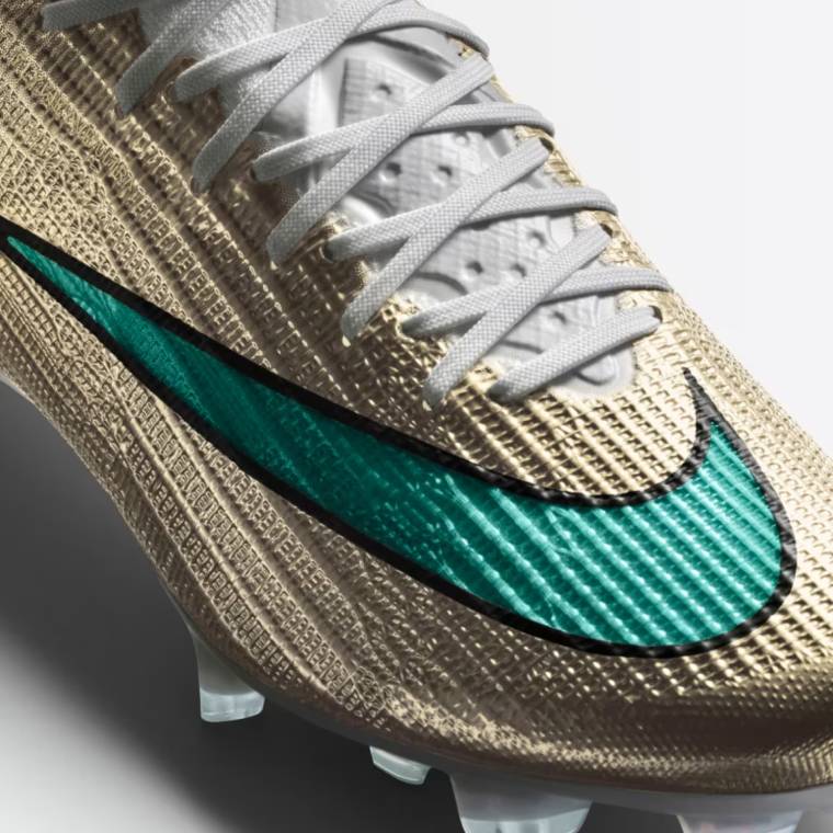 Моделът ZM Superfly 11 Elite FG Kylian Mbappe &ndash; детайлен поглед към горната част на обувките 