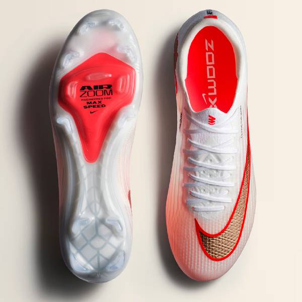 Nike ZM Superfly 11 Elite FG Elite футболни бутонки в бяло и червено &ndash; изглед на подметката с Air Zoom и горната част.