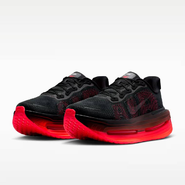 Мъжки маратонки Nike Vomero Premium в черно с червени акценти, изглед отстрани
