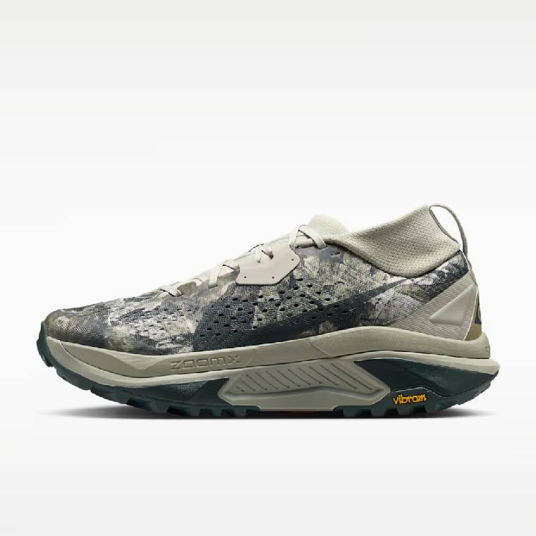 Мъжки маратонки за трейл бягане Nike ACG Zegama с камуфлажен десен и бежова подметка &ndash; страничен изглед 